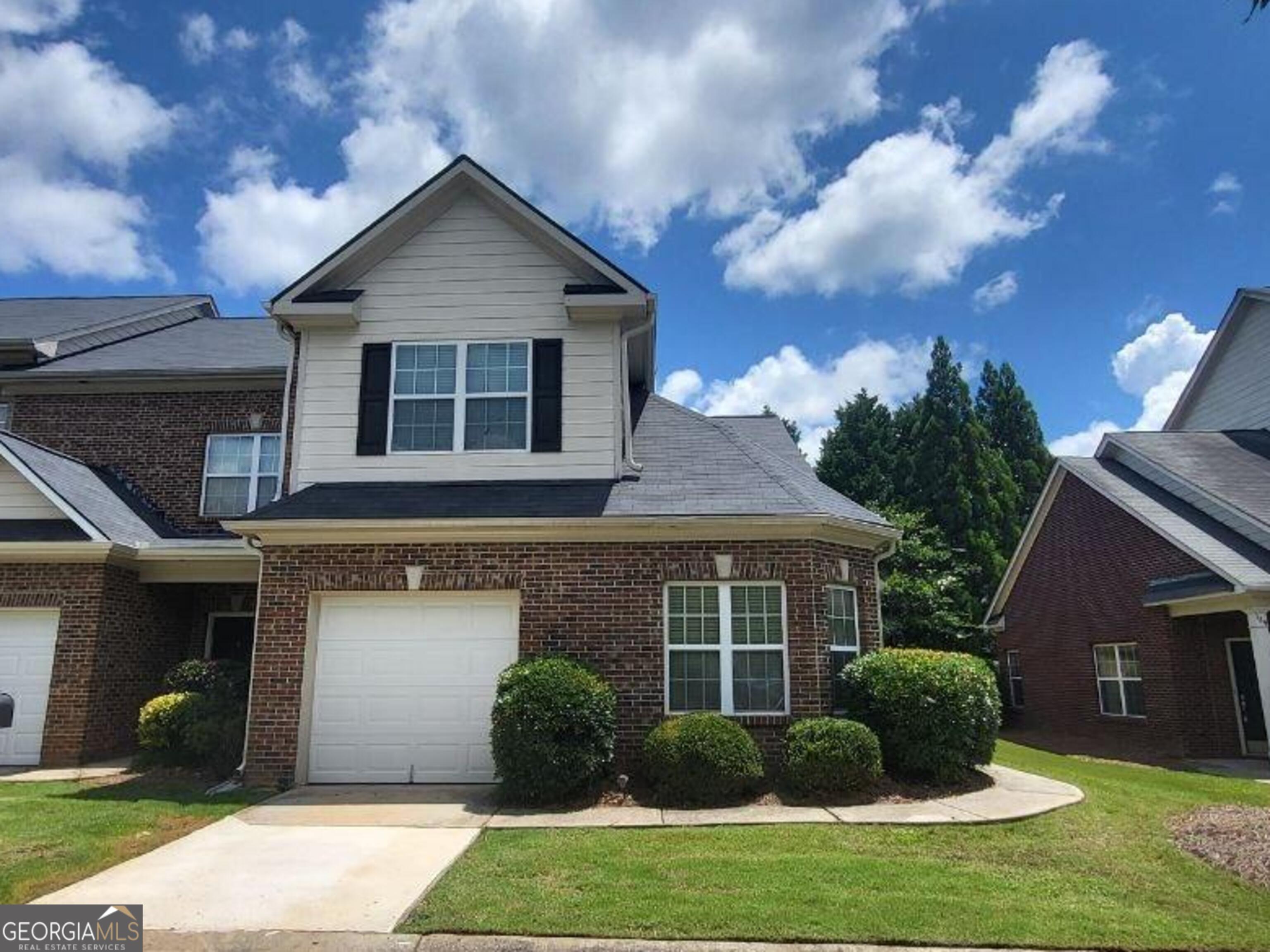 End-unit townhouse with the primary bedroom on the main level.Enjoy engineered hardwood floors throughout the entire lower level, a bright and airy interior, and a tranquil neighborhood setting. This is a home you don't want to miss!INCLUDES COMMUNITY POOL AND CLUB HOUSE. CONVENIENT TO NATURE TRAILS.