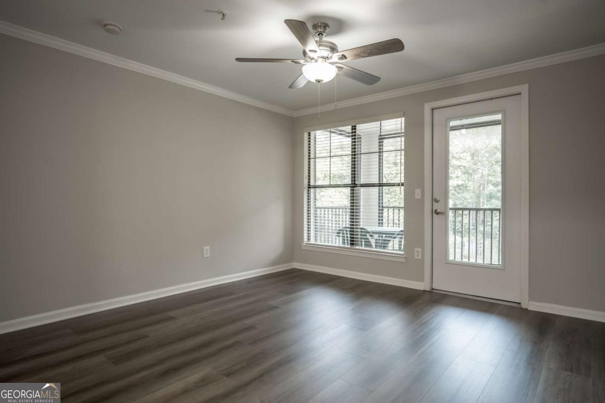 211 North AVE 1122