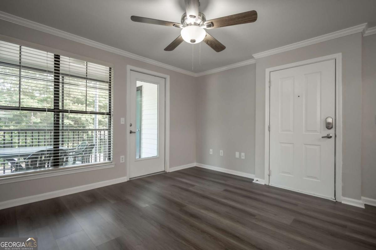 211 North AVE 1122