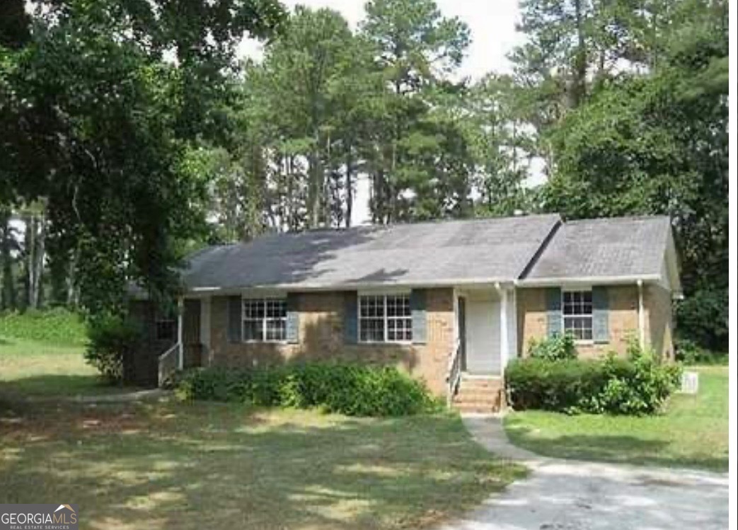 Cute little 2 bedroom 1 bathroom duplex in Morrow GA! Close to the shopping, highway and the airport. This one is a must see. Call to view today.