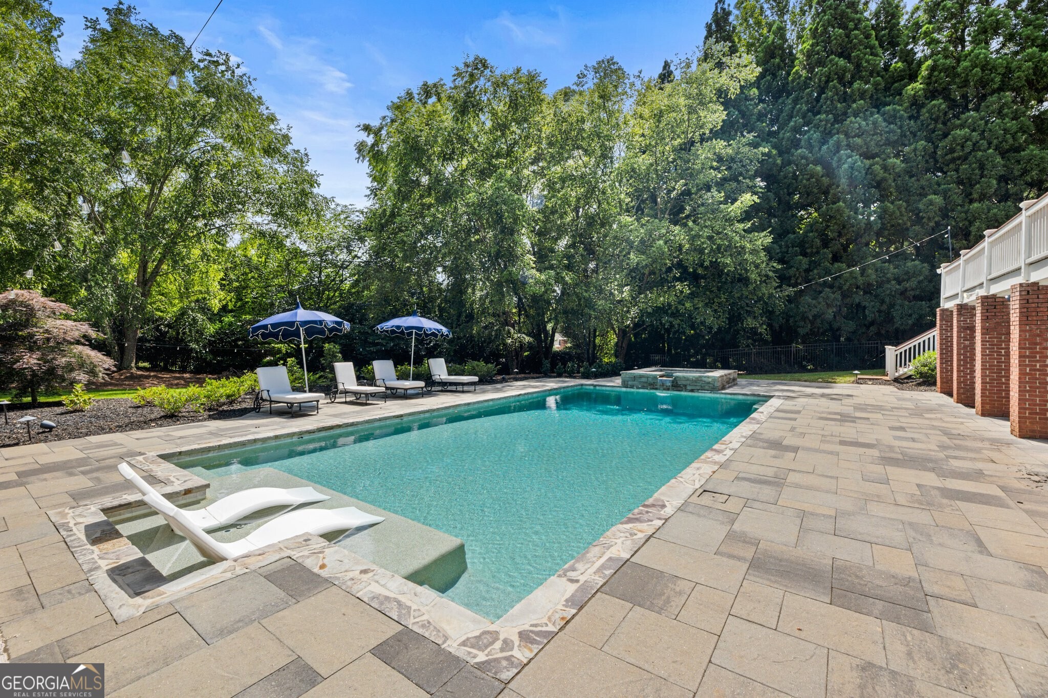 330 White Columns CT