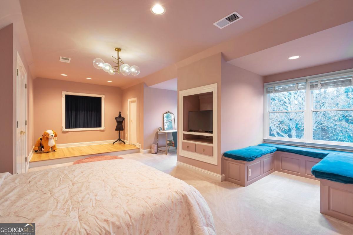 325 White Columns CT