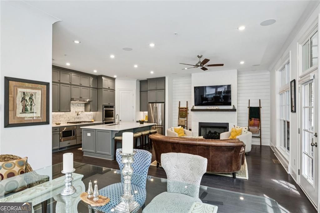 Sandy Springs, Georgia 30328, United States, 3 Bedrooms Bedrooms, ,4 BathroomsBathrooms,Residential,Active,204729