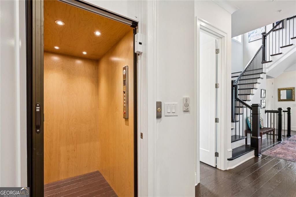 Sandy Springs, Georgia 30328, United States, 3 Bedrooms Bedrooms, ,4 BathroomsBathrooms,Residential,Active,204729