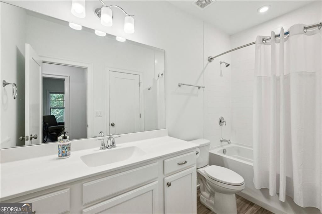 Sandy Springs, Georgia 30328, United States, 3 Bedrooms Bedrooms, ,4 BathroomsBathrooms,Residential,Active,204729