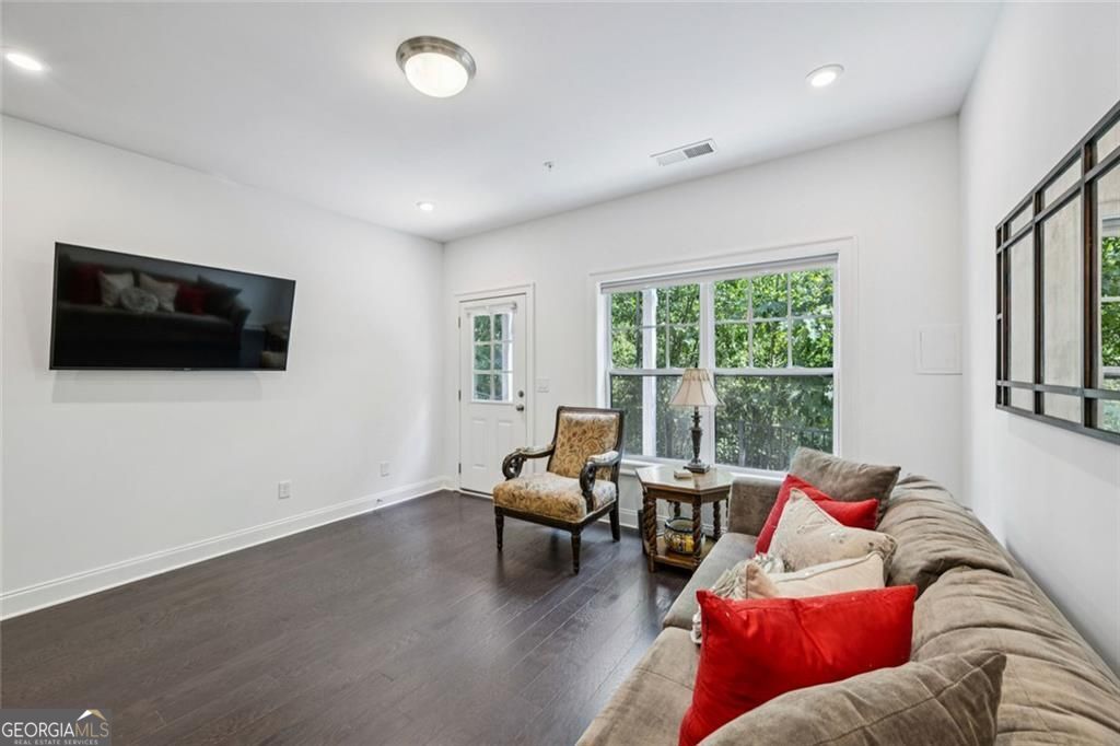 Sandy Springs, Georgia 30328, United States, 3 Bedrooms Bedrooms, ,4 BathroomsBathrooms,Residential,Active,204729