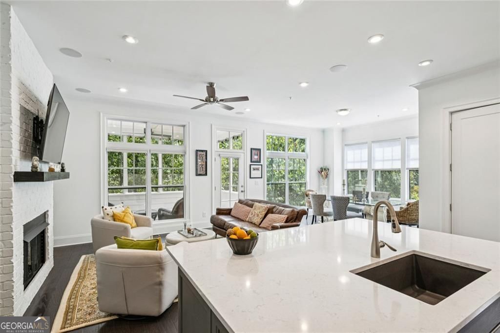 Sandy Springs, Georgia 30328, United States, 3 Bedrooms Bedrooms, ,4 BathroomsBathrooms,Residential,Active,204729