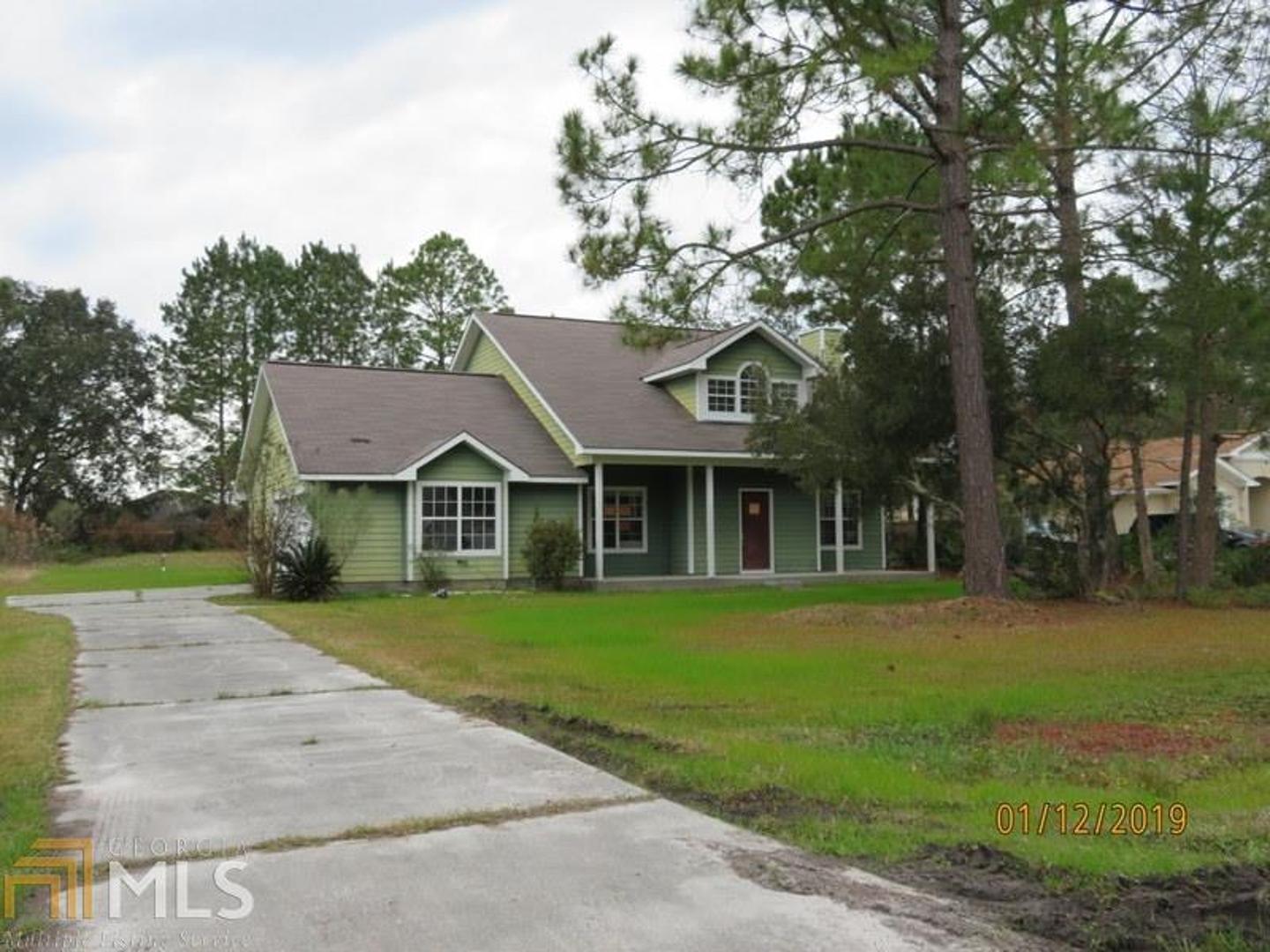 Want to live in the country but not too far from the city?? This house is located just 1 mile east of US-95, exit #7. New Heat Pump! Septic System has passed inspection! With a little TLC this could by your Country Home! In it's current condition it will not qualify for VA/FHA or USDA mortgage.