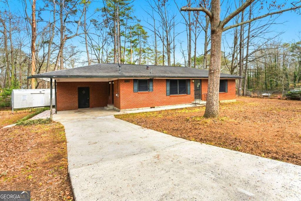 Photo of 129 E Mimosa Drive, Jonesboro, GA 30236 (MLS # 10677762)
