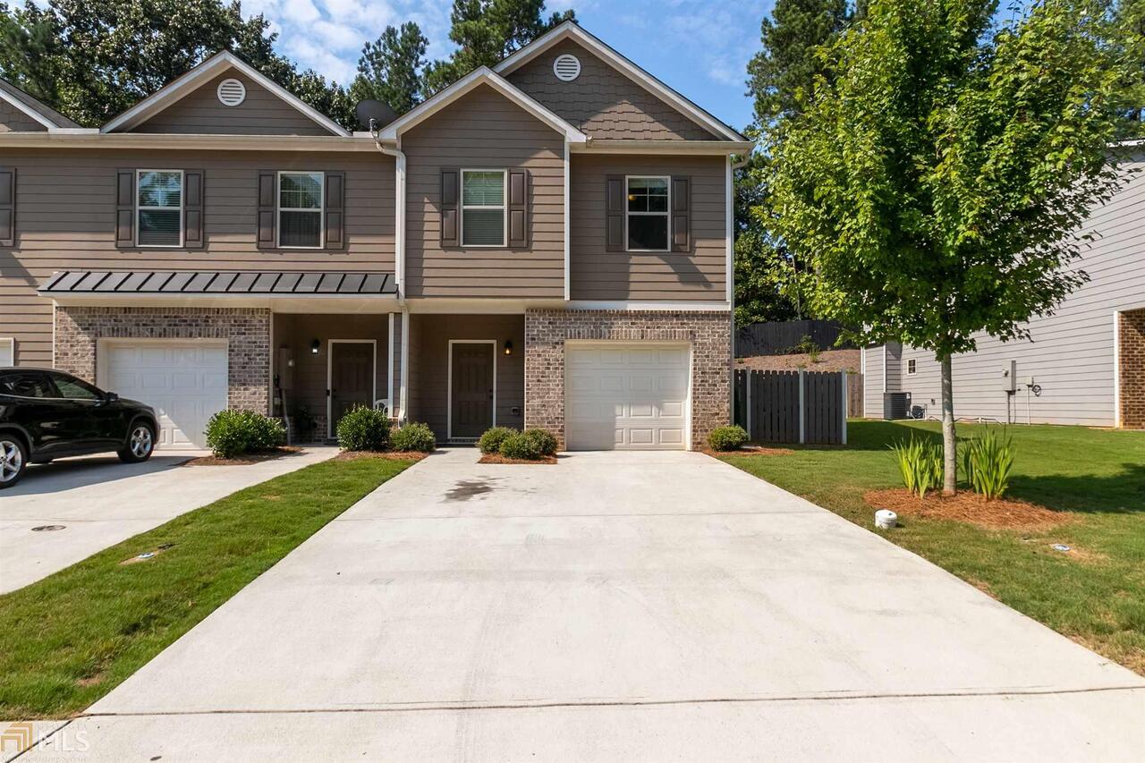 Stunning 3 bedroom 2.5 end unit in the Crawford Oaks subdivision. Entrance foyer, laminate floors throughout main level & fireplace with a beautiful mantle in living room. Kitchen including large island, breakfast bar, lots of cabinet space, eat in kitchen with a view to the living room. Spacious master suite with trey ceilings, double vanities, garden tub separate shower & a large walk in closet. 2 large secondary bedrooms upstairs as well. 1 car front entry garage. Fenced in private backyard. Welcome home!