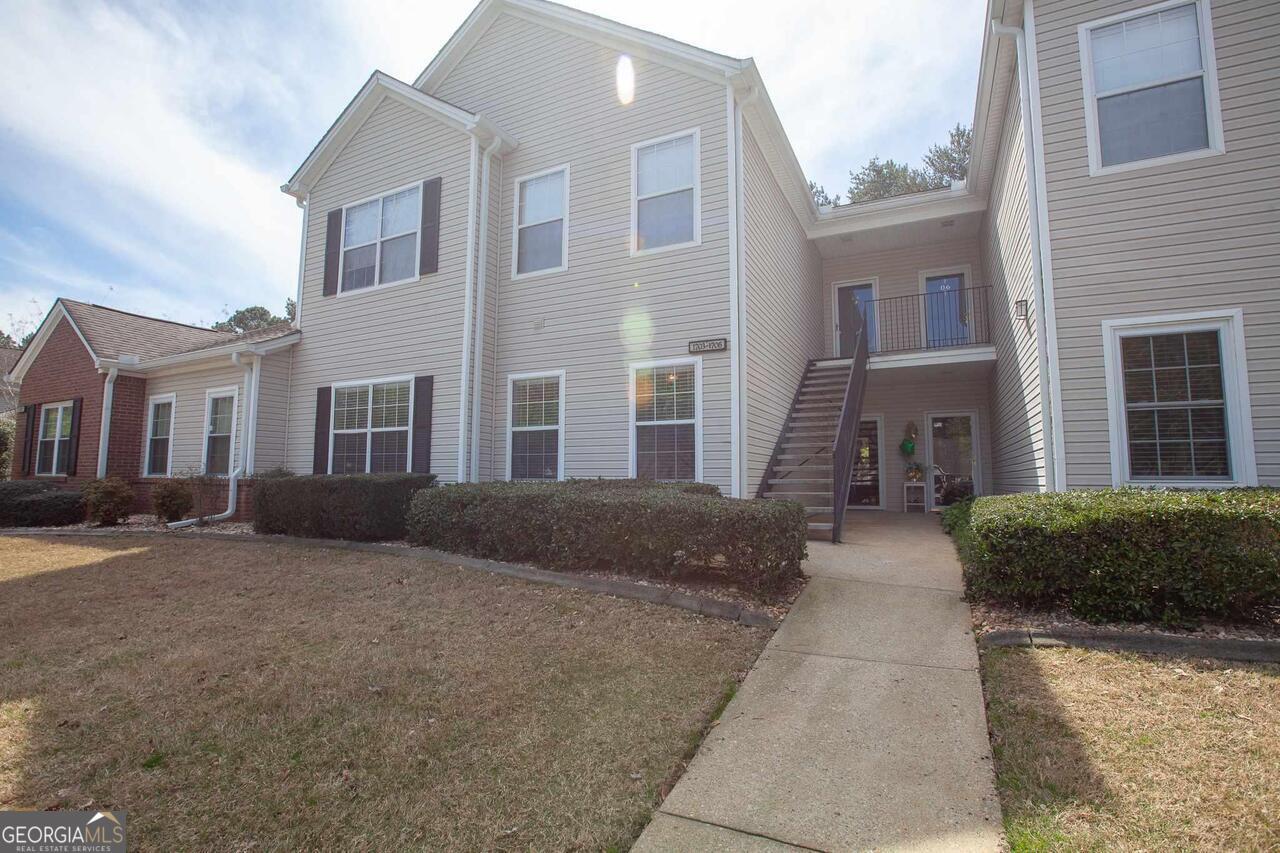 Centrally Located in the heart of Peachtree City*Ground Floor Unit!!! Spacious and clean * 2 bedroom, 2 bath condo! Great open floor plan has Great Room w/Fireplace open to Kitchen*Breakfast Bar*Eat in area*Stainless Steel Appliances*Washer/Dryer included*Abundance of closet space*Stepless Entry*Covered Patio w/Storage Closet*Private Backyard*Close to Luther Glass Park*Amenities include pool & tennis* Available March 16th.
