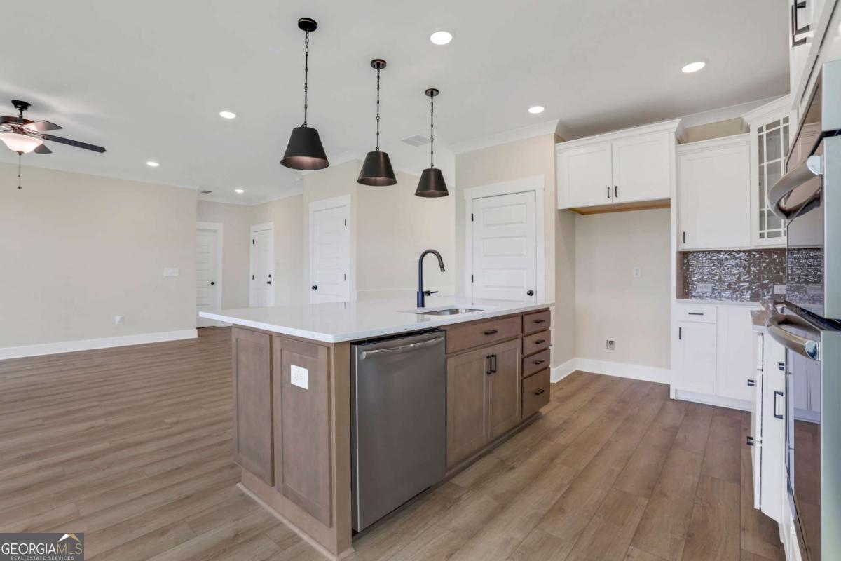115 Coffee LN