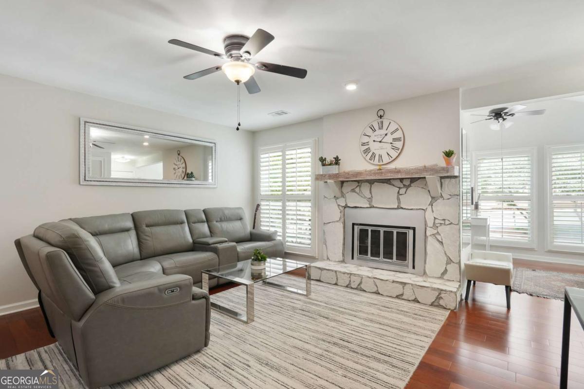 3210 Lake Pointe CIR