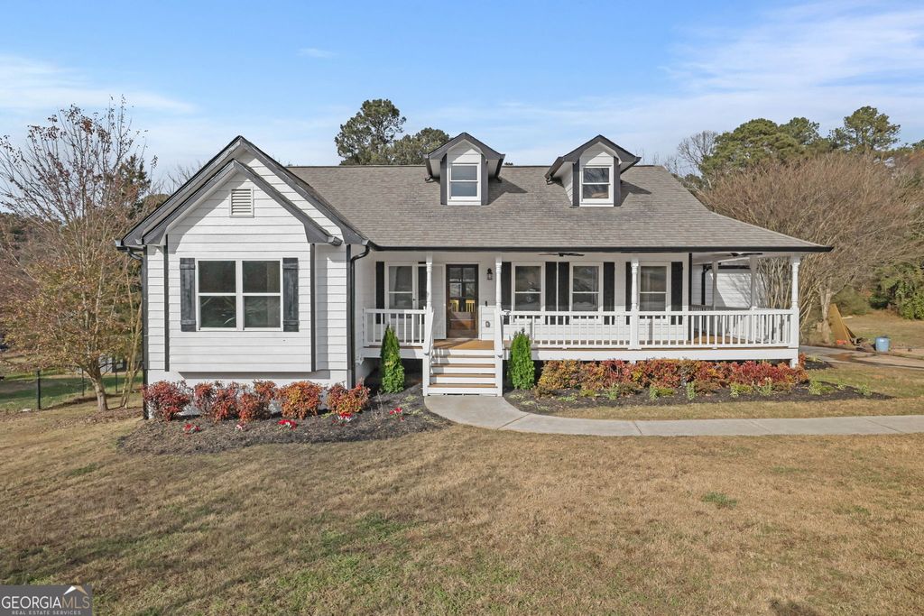 Photo of 1525 WYNFIELD Dr, Auburn, GA 30011 (MLS # 10709885)