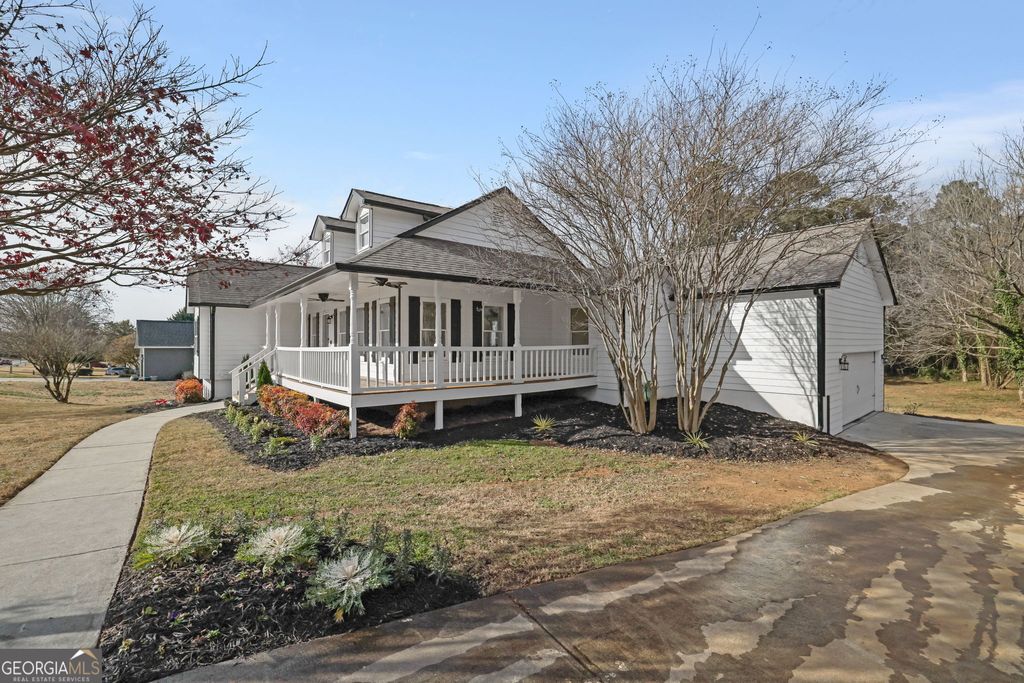 Photo of 1525 WYNFIELD Dr, Auburn, GA 30011 (MLS # 10709885)