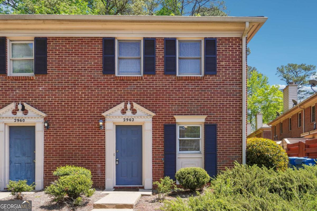 Its a 2 Bedroom, 2.5 Bathroom townhouse for rent. Both bedrooms are similar size with en suite bathrooms. Refrigerator, Washer / dryer included in lease. Community has pool. Very close to dinning, shopping, public transportation, schools etc. Will rent fast, please contact soon, to get this corner unit with private backyard townhouse for rent.