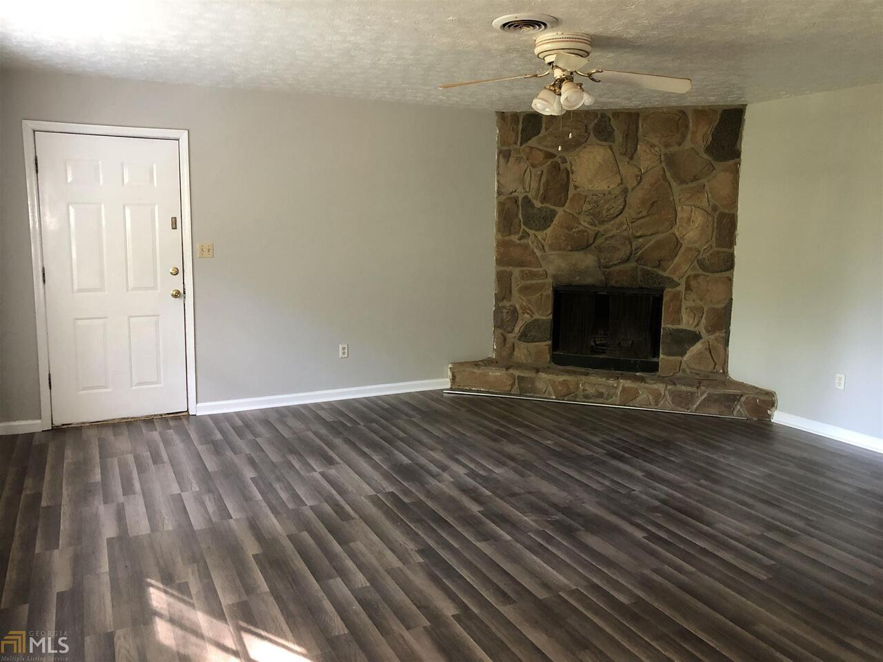2 BR/1BA one level duplex unit. Available now. Fenced yard, fireplace. Small dogs OK with fees.