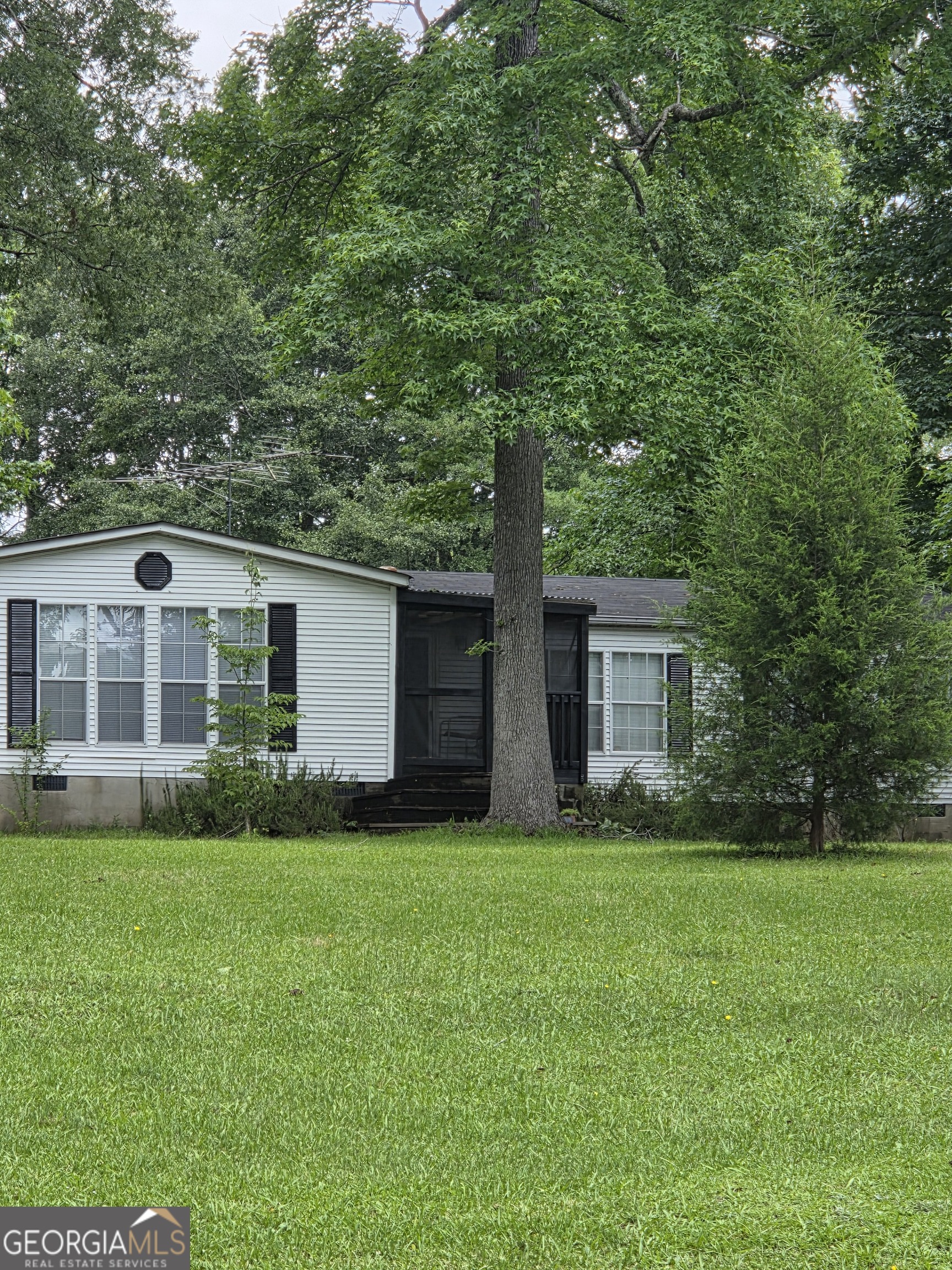 453 Lake DR