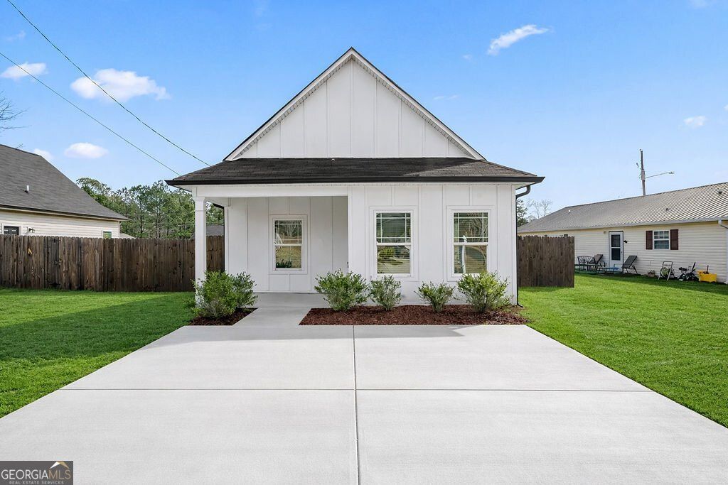 Photo of 108 Chalfont Circle, Carrollton, GA 30117 (MLS # 10700381)