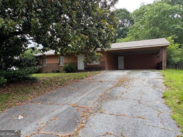 Motivated seller!! Charming 3 bedroom, 1.5 bath, ranch level property in Snellville GA! Situated on a 0.44-acre lot, the property offers a cleared backyard, perfect for outdoor activities or gardening enthusiasts. Located just 0.2 miles from Pharrs Village shopping center and within walking distance to Barron's Tower Place and Presidential Commons, residents enjoy easy access to local shops and dining options. For outdoor recreation, nearby parks such as Alexander Park, South Gwinnett Park, and Ronald Reagan Park offer various leisure activities. This home is part of the Gwinnett County School District, with highly-rated schools including Pharr Elementary, Couch Middle, and Grayson High School, all within a few miles. Property does need a little cosmetic work!