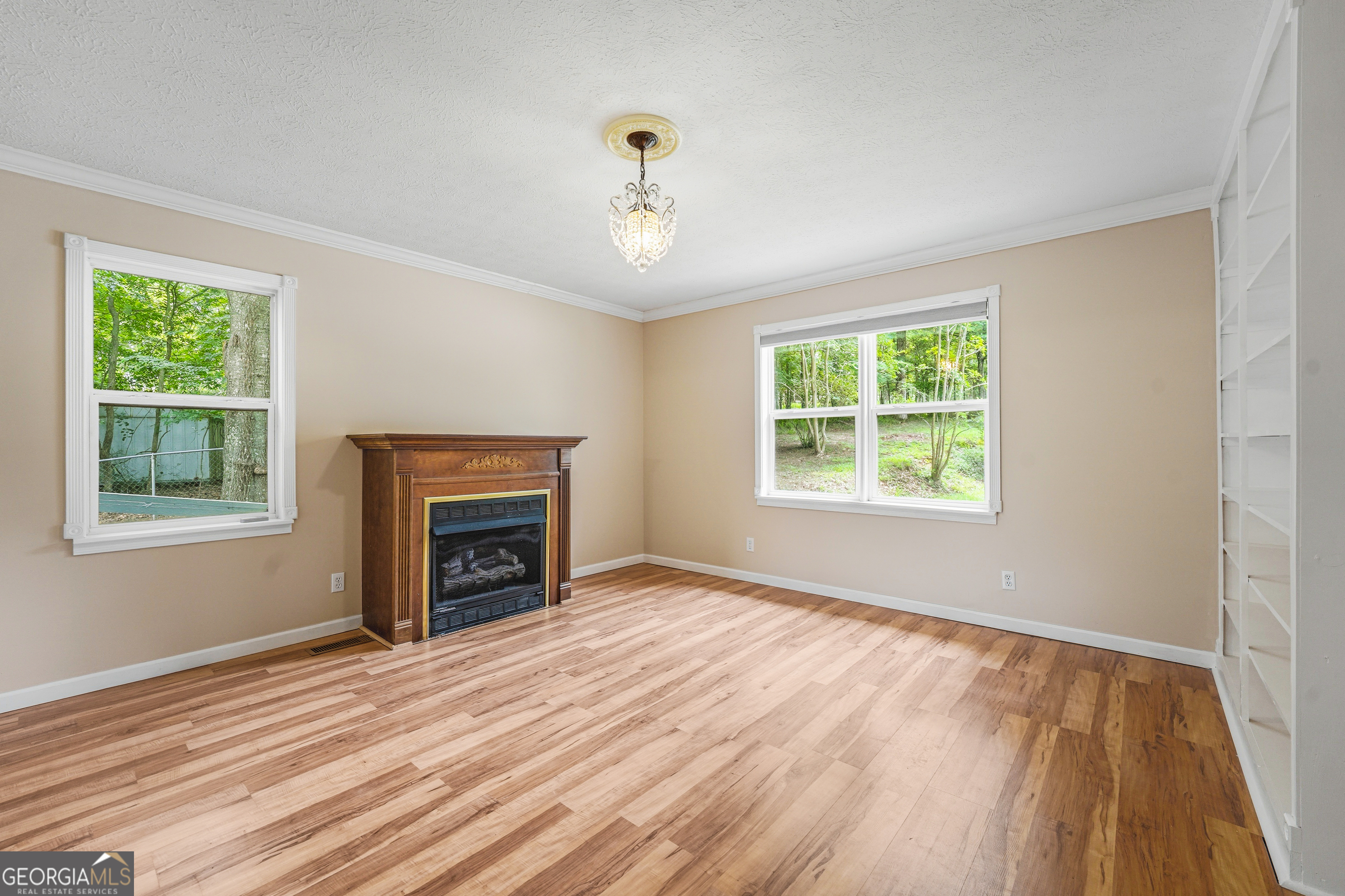 291 W Lakeview DR NE