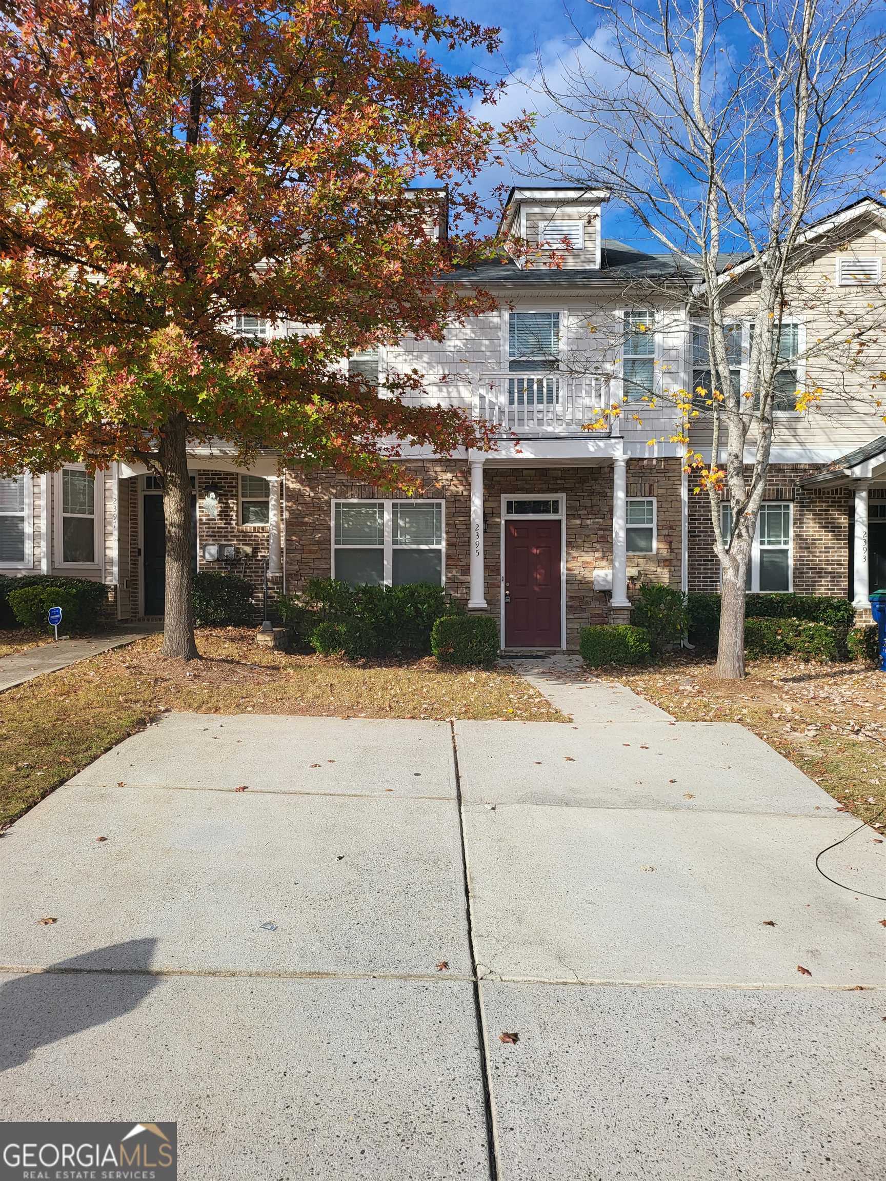 Newly renovated townhouse, close to the airport , Down town, shopping mall and many more. Tenant must make three times the rent amount, no prior eviction and 620 credit required