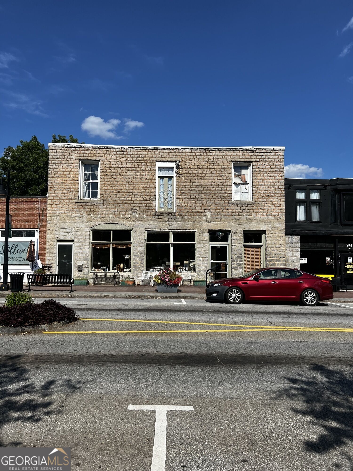 943 Main ST