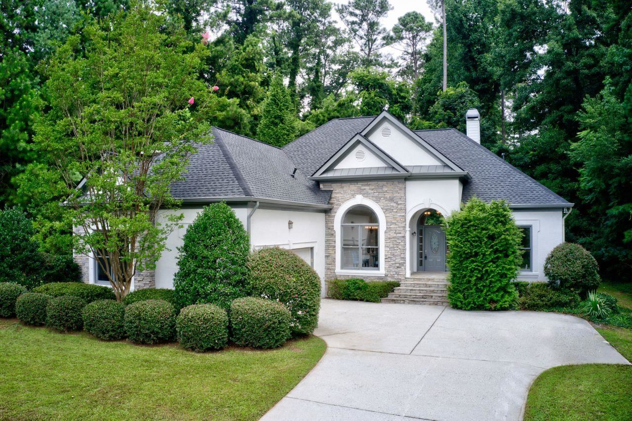 Privacy+Luxury!Renovated spacious home located in private cul-de-sac.New roof and freshly painted exterior for a great curb appeal.A welcoming foyer leads to a large,high-ceiling living room perfect for intimate gatherings.Updated kitchen features granite countertops,stainless steel appliances,and white cabinets.A large master bedroom,and oasis-style master bath help you relax with a jacuzzi tub,separate shower,his&hers vanity,and walk-in closet. With all the ample windows,you can enjoy the joyous rays from the sun to make everyday bright.Act NOW,this one will go fast!