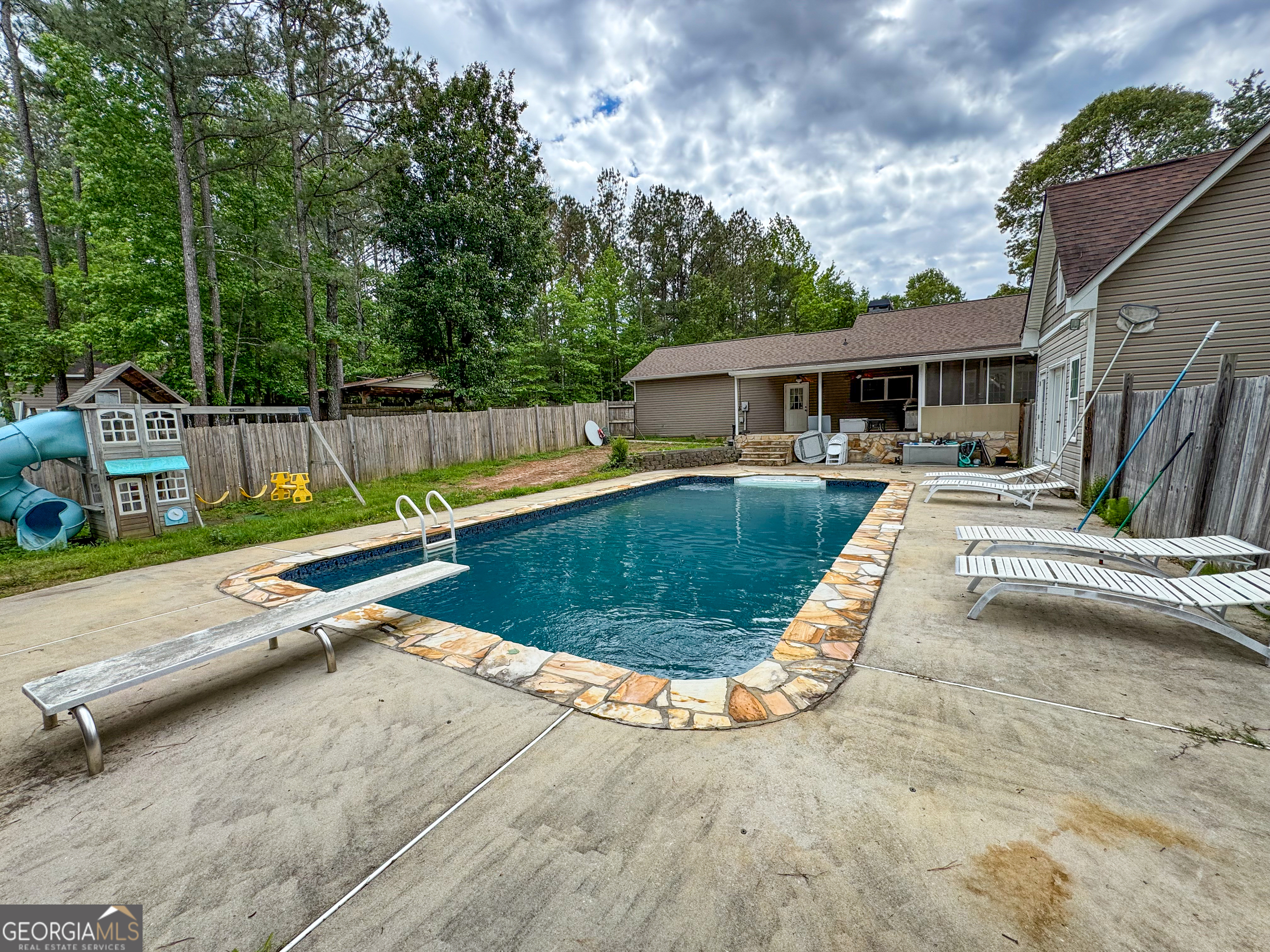 355 Meadowbrook LN