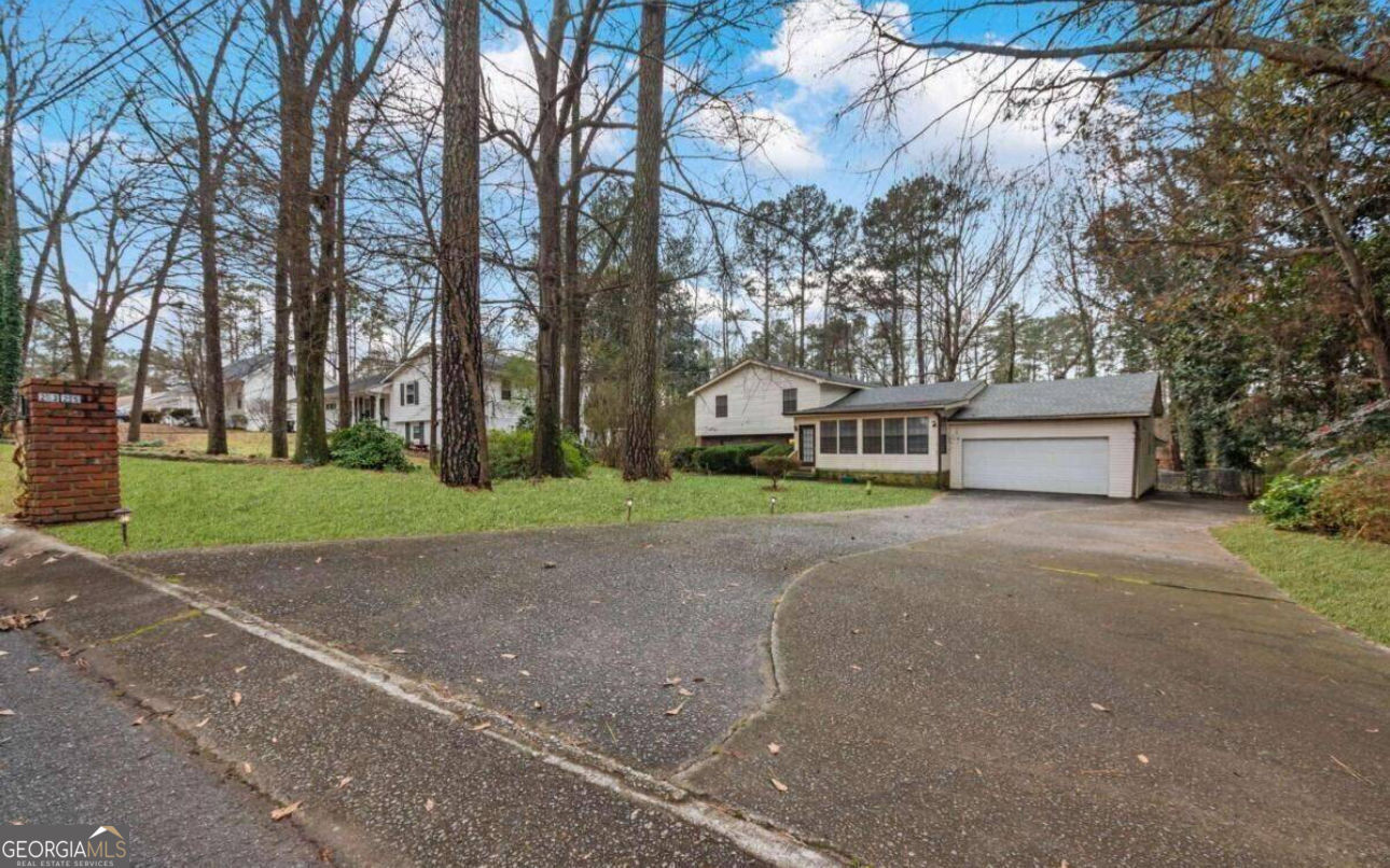 2325 Lago DR