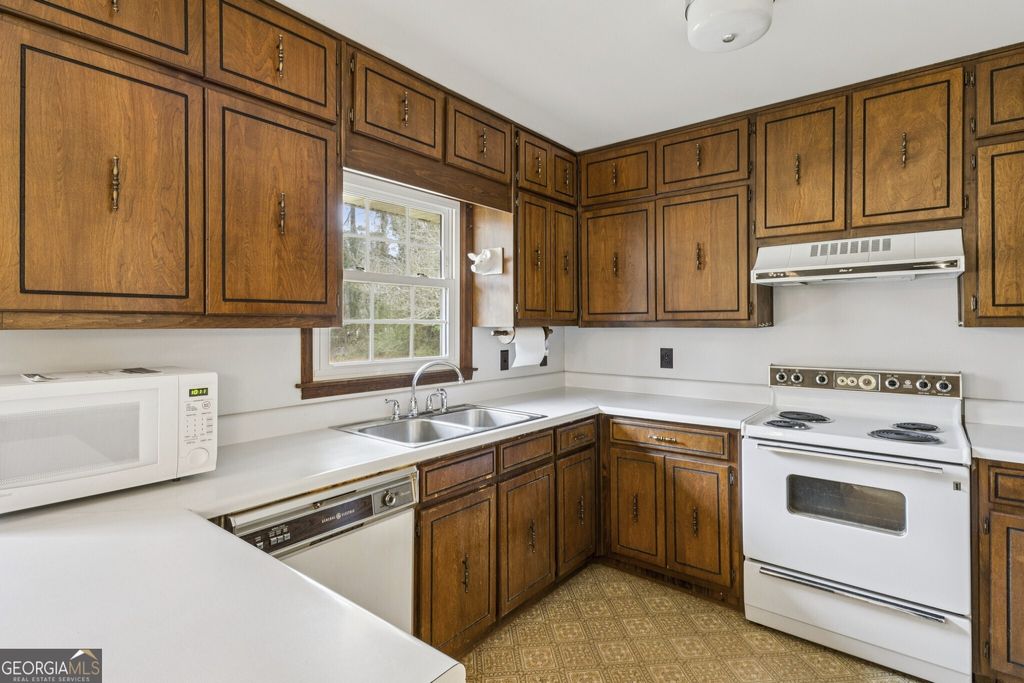 Photo of 533 Avalon Drive, Fayetteville, GA 30214 (MLS # 10672611)