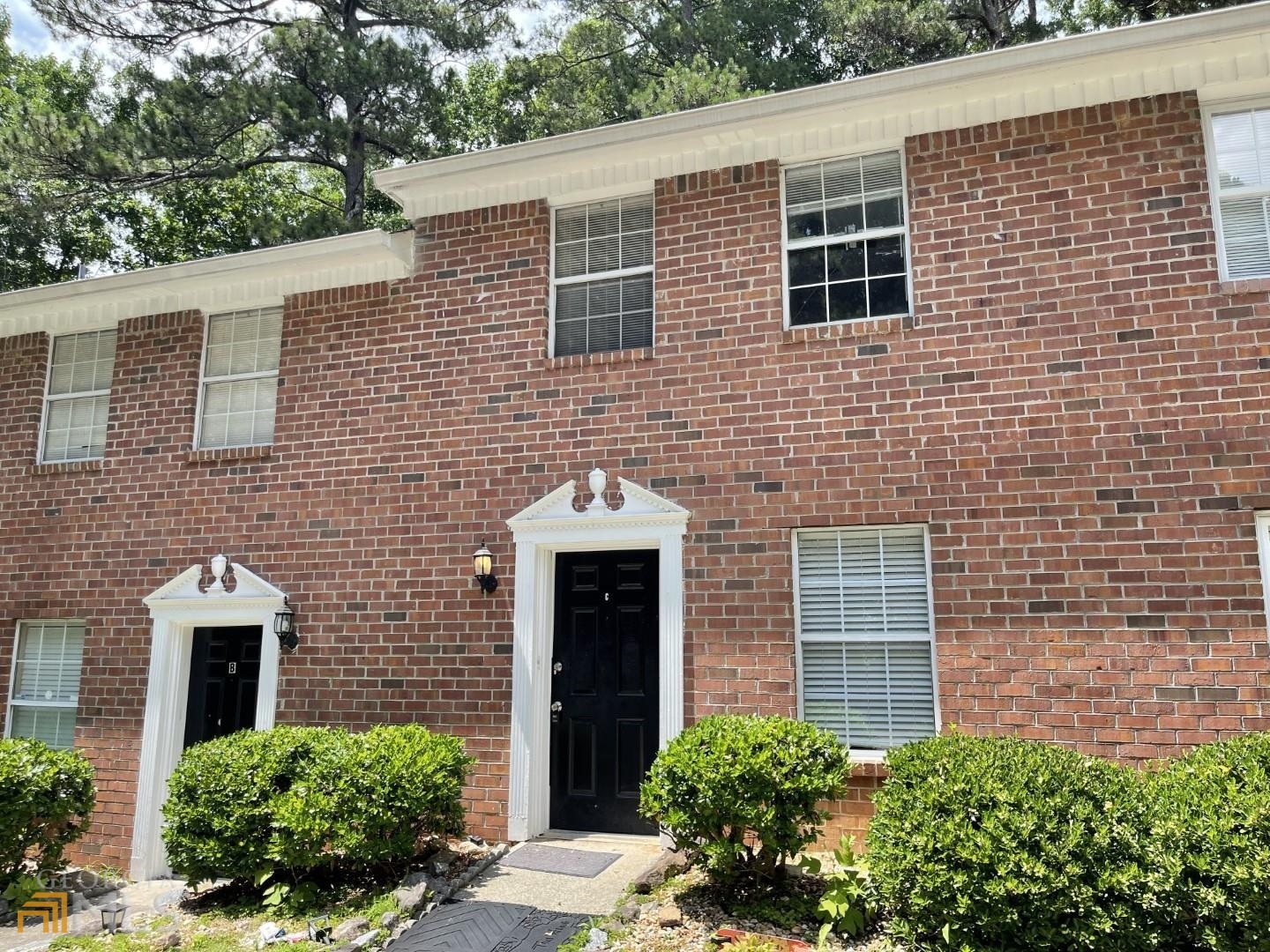 Welcome home! Interior unit, large townhome, private setting, 2 parking spaces, 2 bed, 2.5 bath, newly renovated, hardwood flooring, must see! Perfect for roommates!