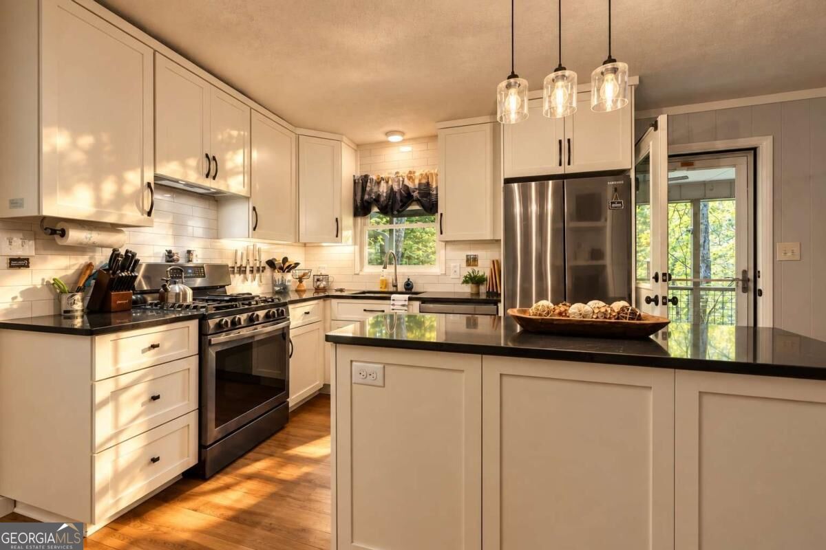 546 Happy Hollow CIR