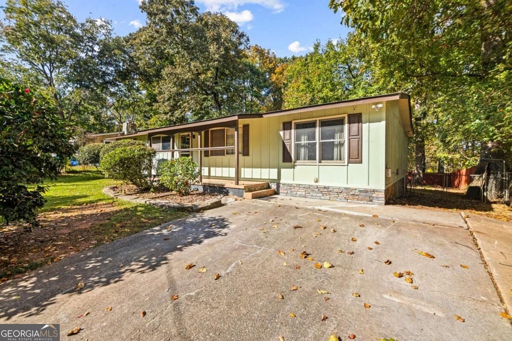 Photo of 423 Azalea Drive, Stockbridge, GA 30281 (MLS # 10881579)