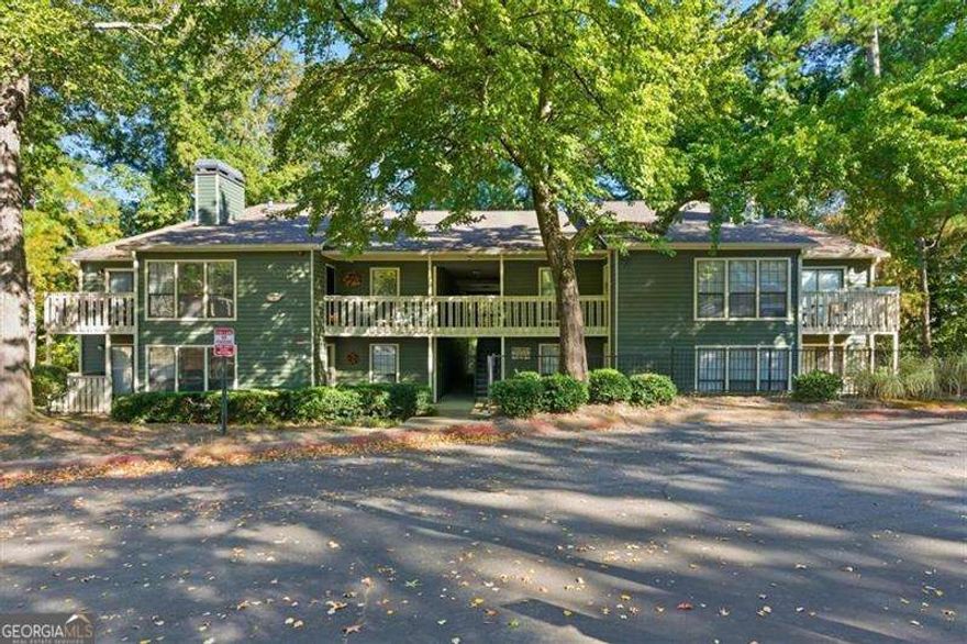 This well maintained, stepless 2BR/2BA Condo is located in a gated swim/tennis community in the heart of Vinings! Features updated kitchen and baths as well as hardwood flooring in the fireside living space. The updated kitchen features solid surface countertops and stainless appliances. Great flex space off the living area is perfect for office or sunroom and leads to the private deck. Roommate floor plan with a bedroom and bath at each end of the unit. The large deck is accessible from the sunroom and secondary bedroom and faces the wooded area at the rear of the neighborhood, providing a very private and tranquil feel. Community amenities include swimming pool, tennis court, dog park, clubhouse, car wash, fitness center, grills & trails.  This well maintained, gated community's ITP location takes you straight into West Midtown, Midtown and Buckhead in about 15 minutes without  getting on the interstate! You are minutes away from restaurants, shopping (Kroger is right across from the community), West Village, The Battery/Truist Park, Silver Comet Trail, Cumberland Mall with a Costco, and Reformation Brewery. The HOA installed new roofs in 2020 and recently painted the exterior of the buildings. No rental restrictions.