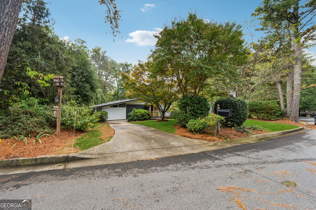 Photo of 2010 Glenroy Drive SE, Smyrna, GA 30080 (MLS # 10682838)