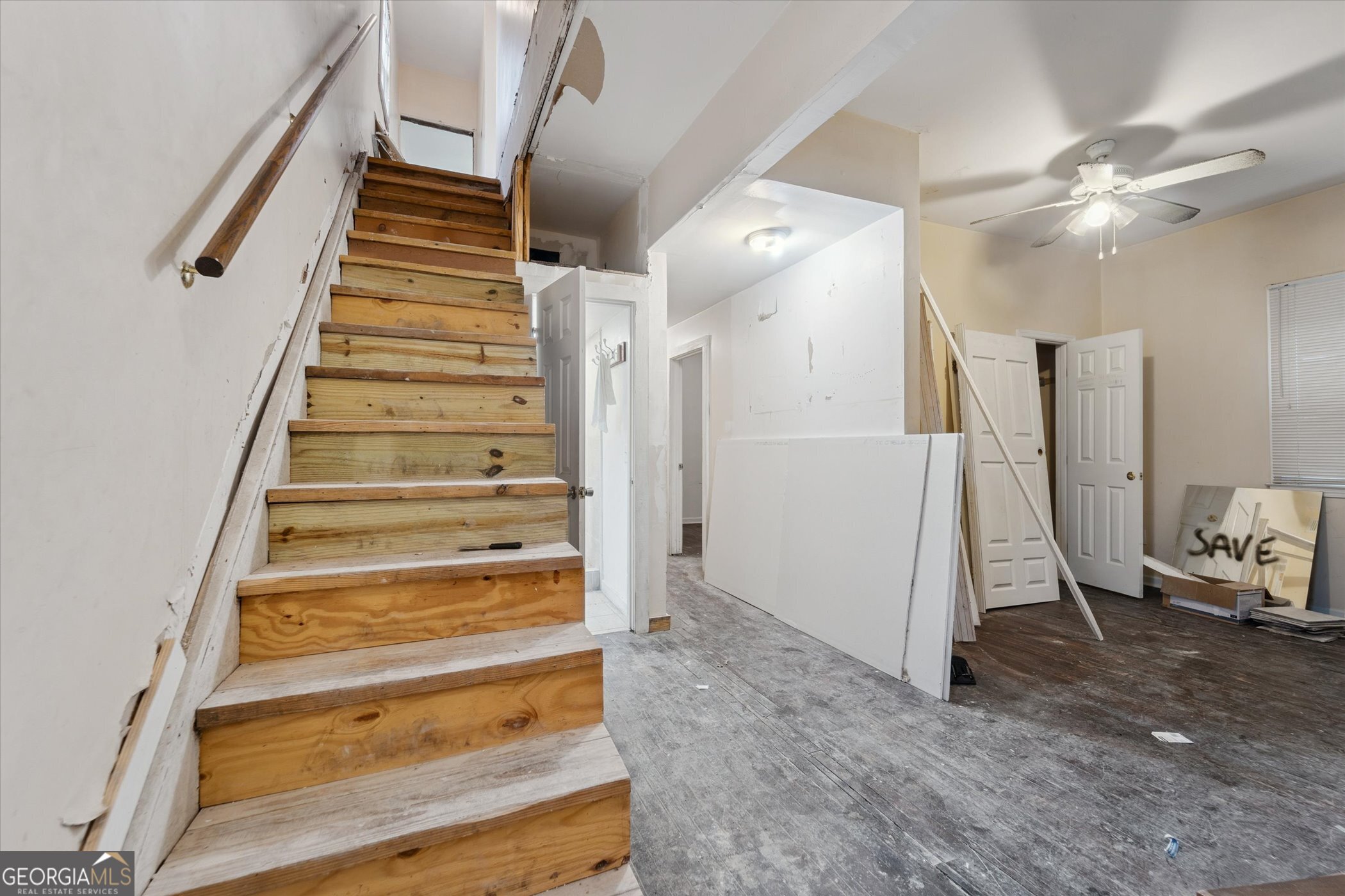 818 W 37th ST