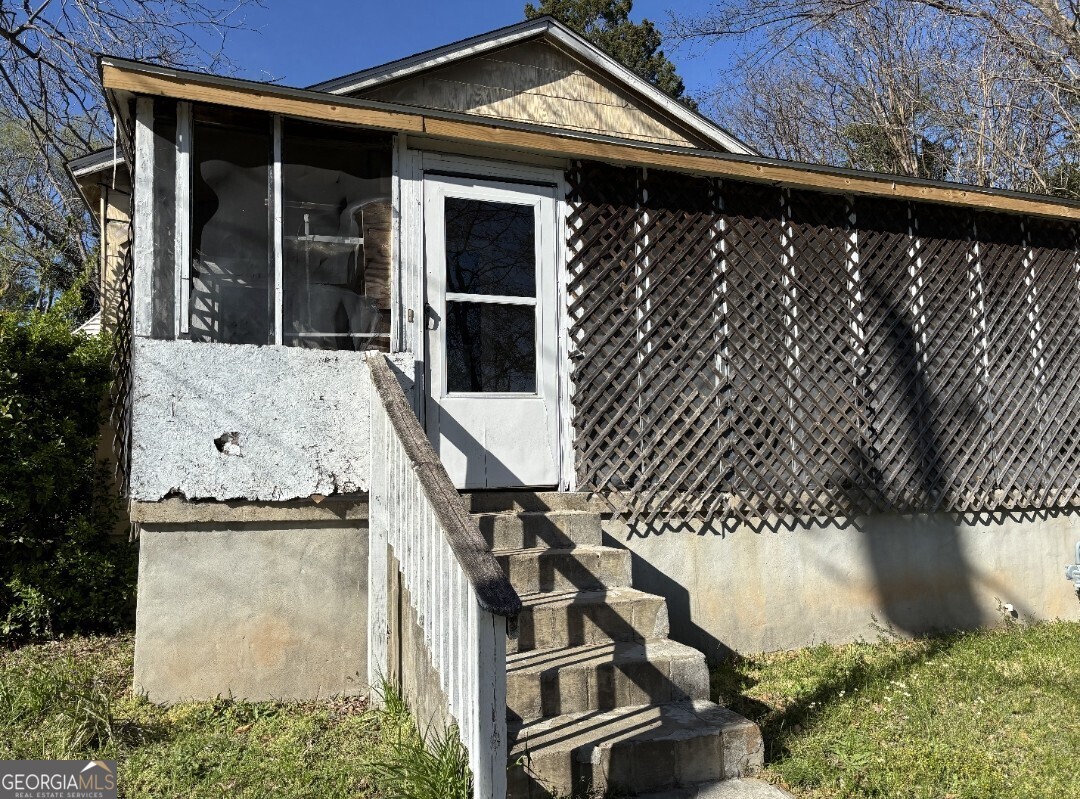 This 3-bedroom, 1-bath home is ready for its next chapter! Featuring a brand new roof, a screened porch, and a fenced lot, this property offers great outdoor space and room to make it your own. Inside, you'll find a separate living room and dining room, plus a generously sized kitchen, perfect for creating your dream space. With a little TLC, this home could truly shine! This property is currently in probate, and the sale process may take up to 45 days. Seller is a licensed Realtor.