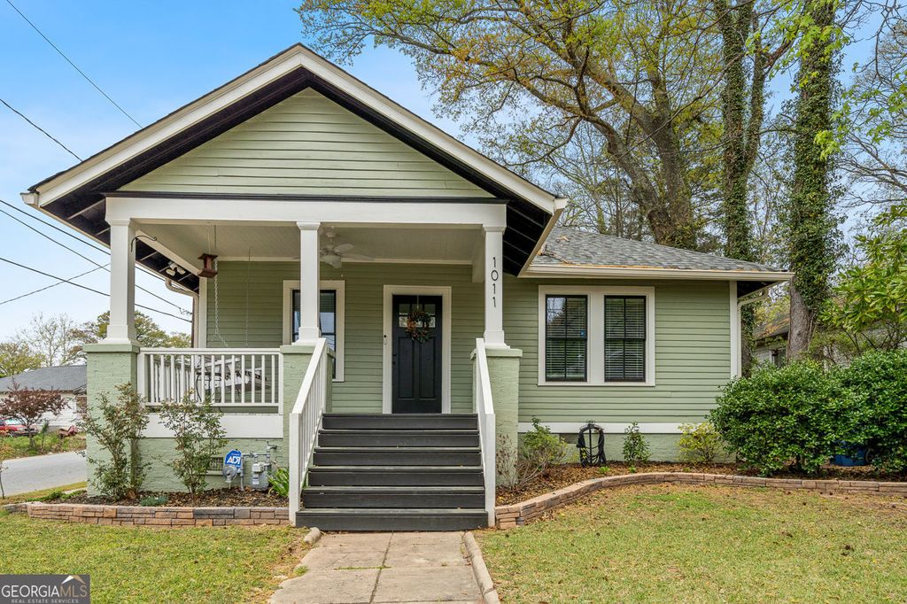 Photo of 1011 Allene Avenue SW, Atlanta, GA 30310 (MLS # 10727789)