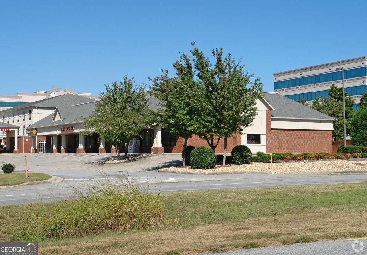 Well maintained commercial retail building in Alpharetta close to North Point Mall. Partially leased to a restaurant. Good location for the owner/occupant.