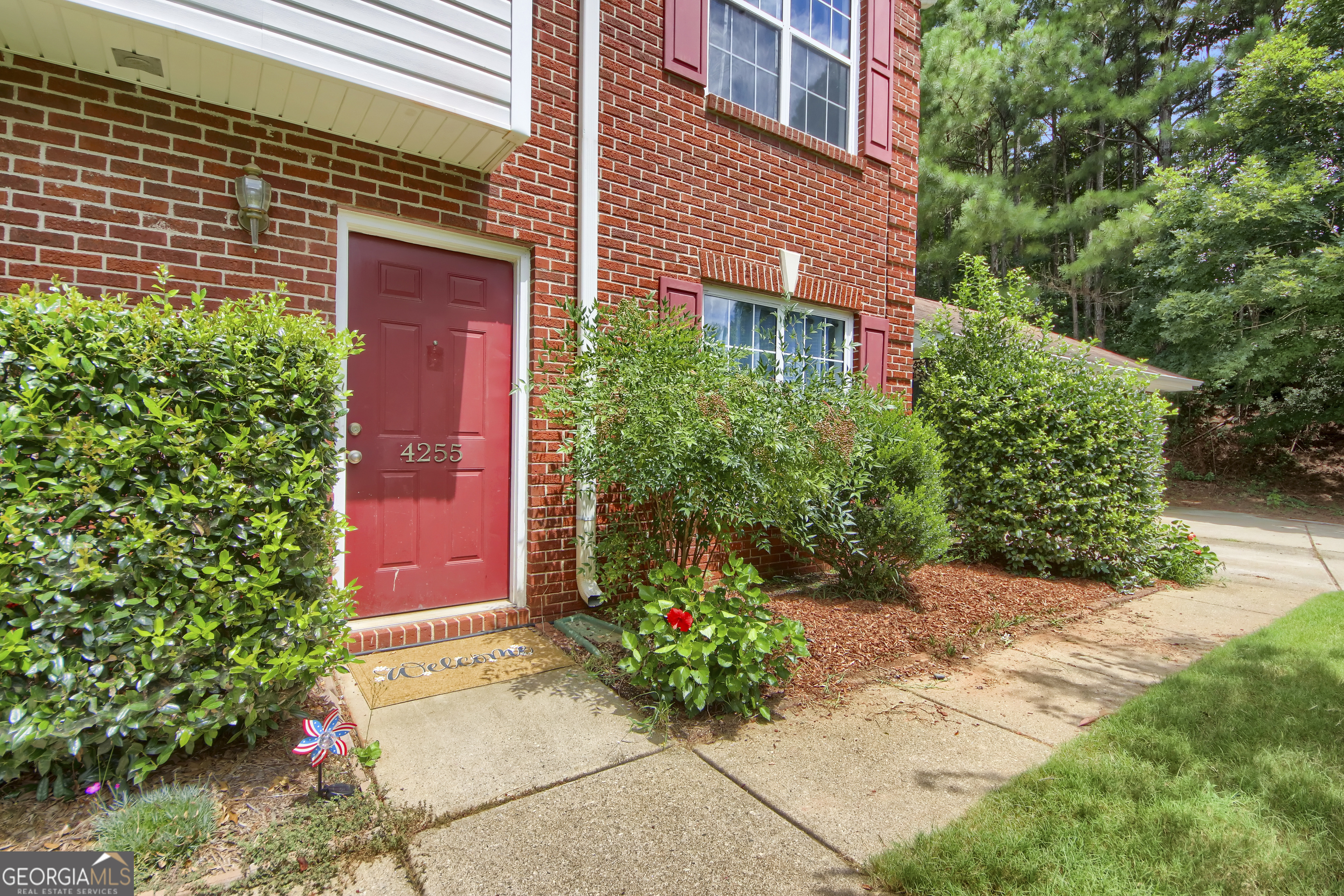 4255 Glen Iris DR