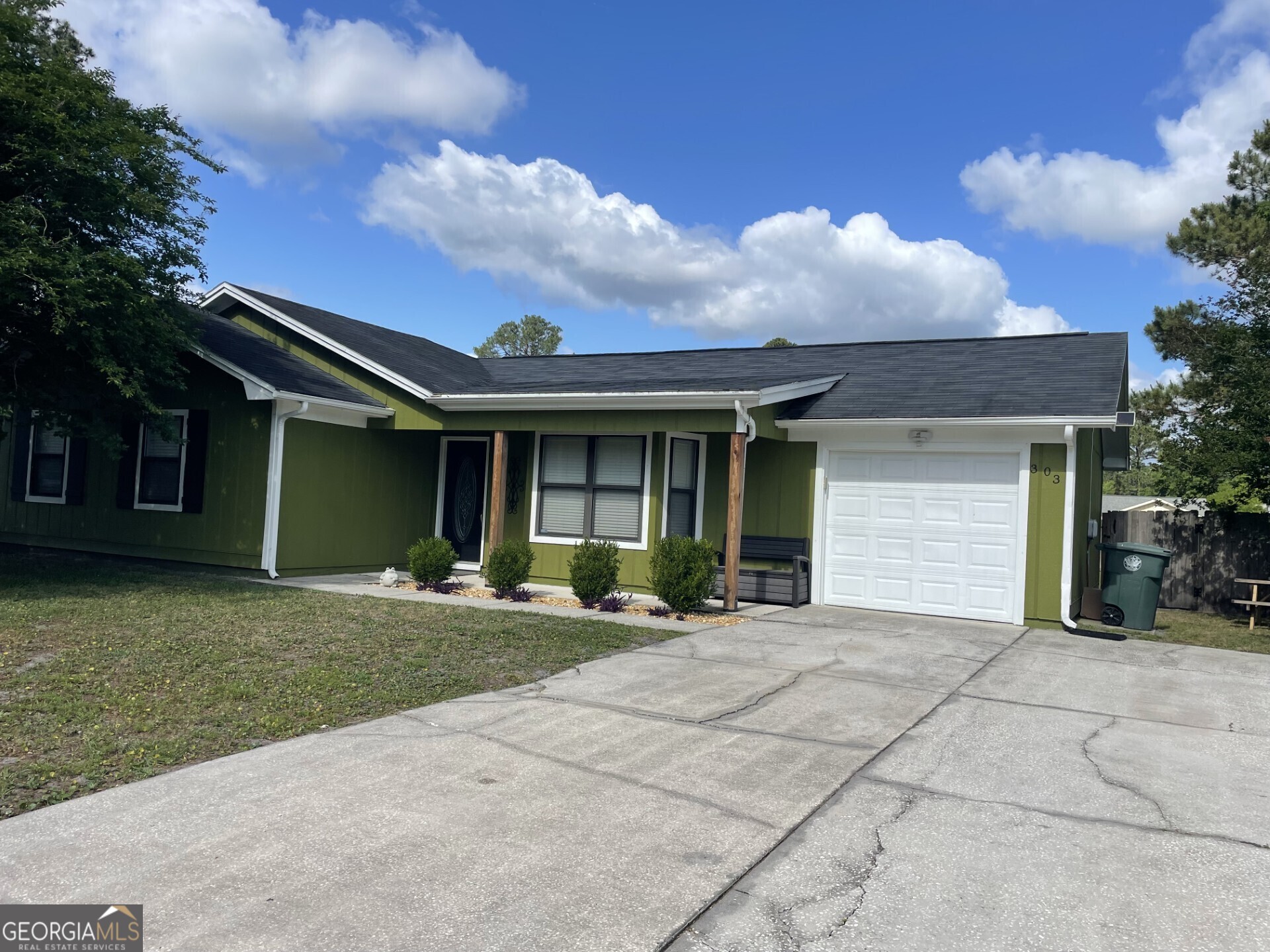 303 Dogwood CT