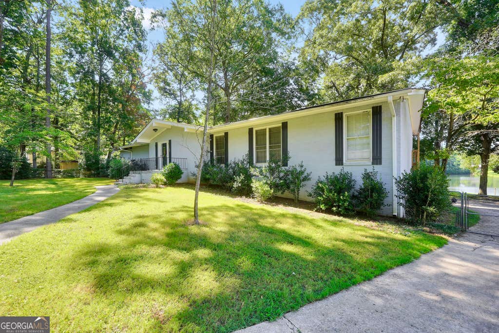 Photo of 1327 Lakeshore Drive, Griffin, GA 30224 (MLS # 10822393)