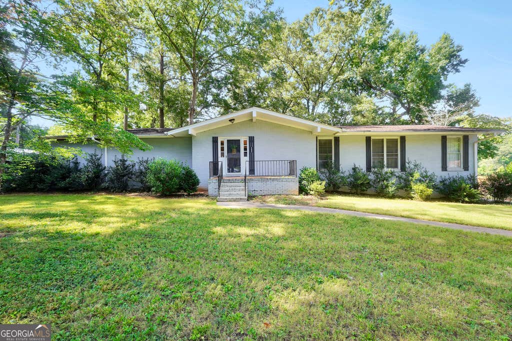 Photo of 1327 Lakeshore Drive, Griffin, GA 30224 (MLS # 10822393)