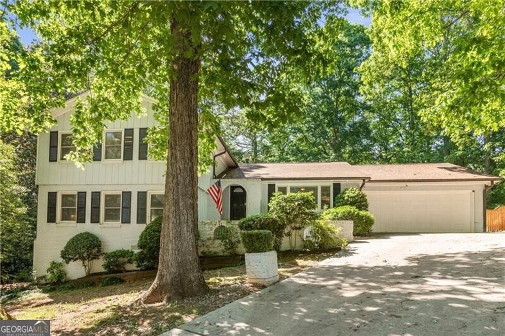 Photo of 3307 Pointe Bleue Ct, Decatur, GA 30034 (MLS # 10725756)