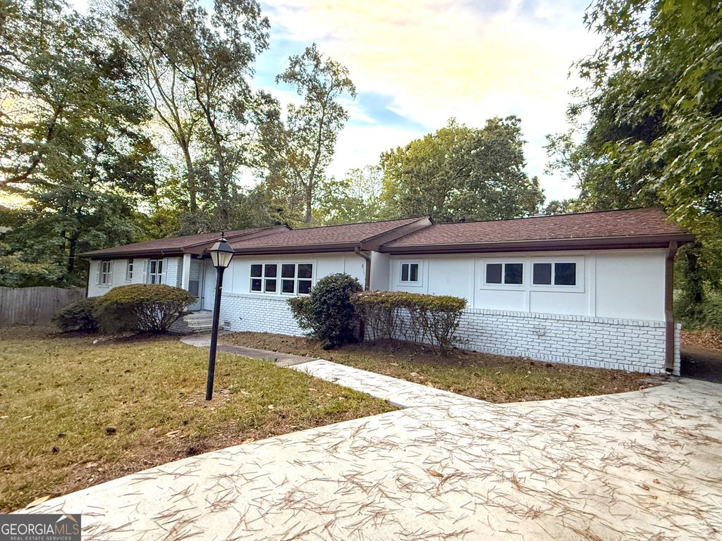 Photo of 3293 Valleydale Drive SW, Atlanta, GA 30311 (MLS # 10727996)