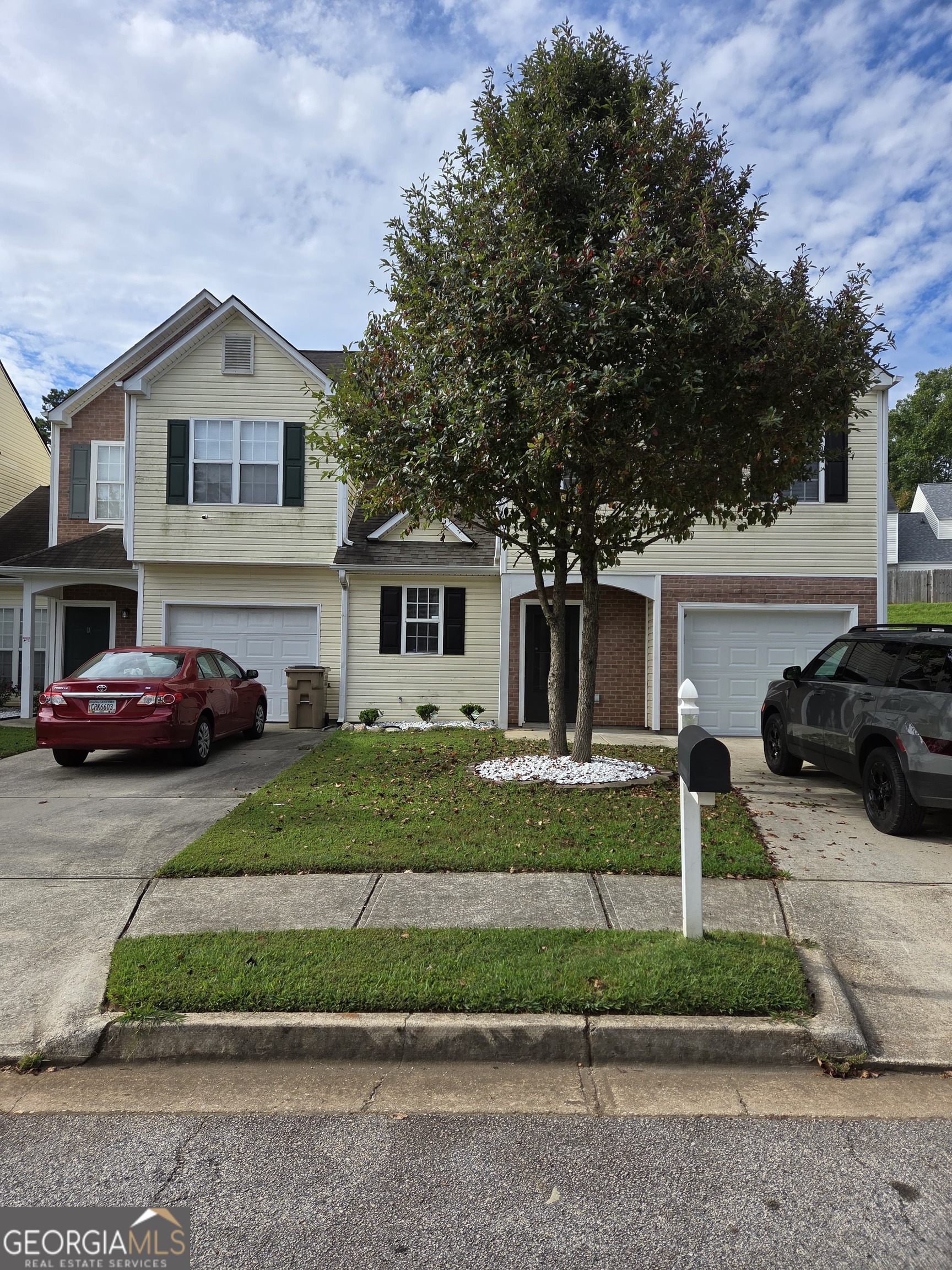 Absolutely gorgeous townhome! For Rent, Rex ga. near to shopping areas and less that 25 minutes away from the airport. Very quiet neighborhood. Just updated! beautiful high ceilings, new garage new refrigerator, stove, and counter tops, new hardwood flooring! This home has so much to offer! do not wait make your appointment today. There is a $49 for application fee, which is non-refundable, If your application is chosen, we will reach out to you with further instructions Security deposit is required ($2000) plus the first month's rent on the day of moving in. Landlord will also accept Housing Vouchers! This will not last! Application link: https://apply.link/s5pUXhk