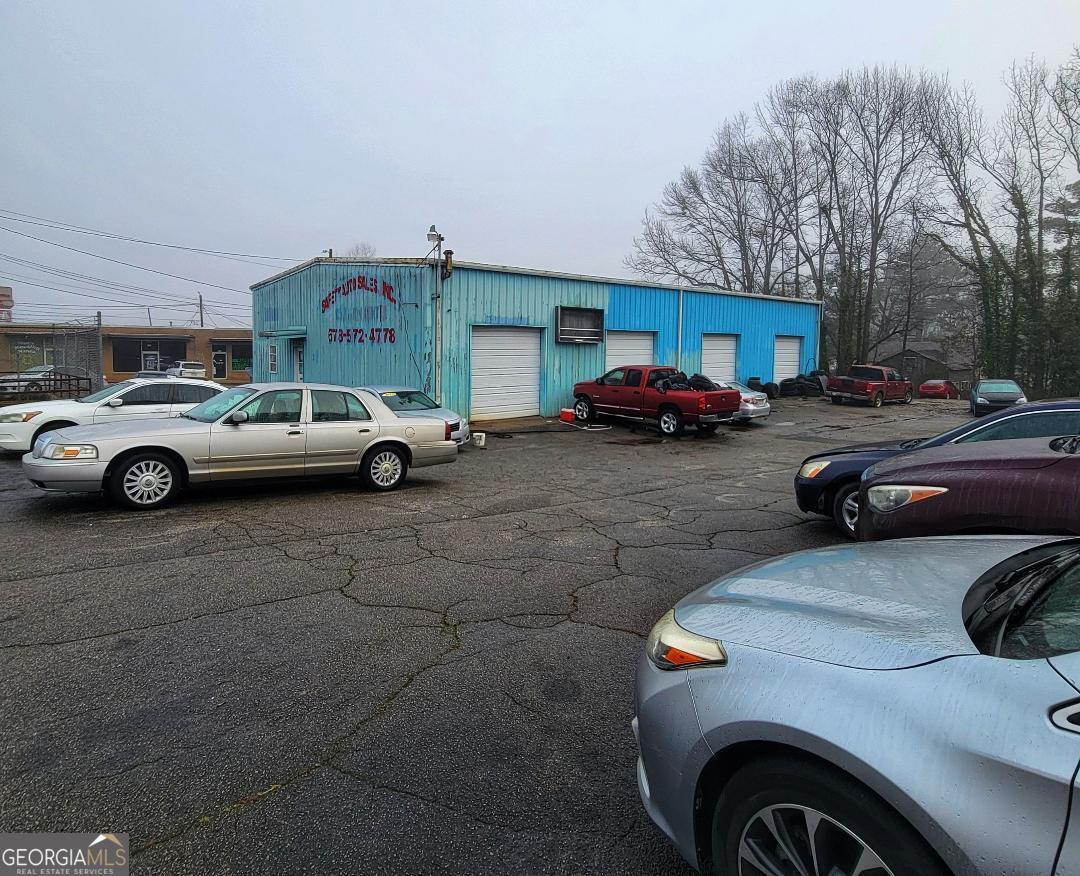 C3-Commercial Investment property in Spalding County currently leased to an auto body business. 4000 sq ft with 4 pull down garage doors, bathroom and business office space. Needs TLC. Plus billboard brings extra income each year. Make an appointment today with your Realtor or Call me to take a look. Business hours only