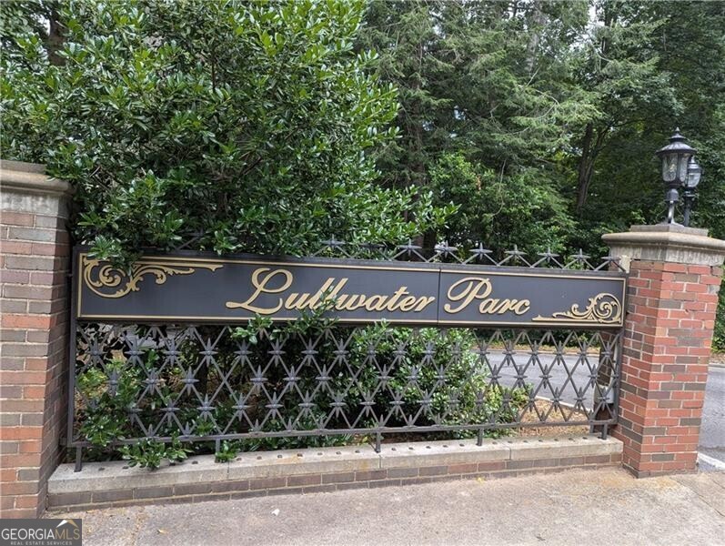 Perfect intown location. Lullwater Parc is close to everything----Decatur, Virginia Highlands, Beltline. Little 5, Emory and Inman Park. A 2/2 overlooking the woods is in a wonderful community with greenspace, solid HOA and in the Springdale Park elementary district. Private entrance, balcony, updated bathroom, quiet secluded location in the community. A Druid Hills gem!!