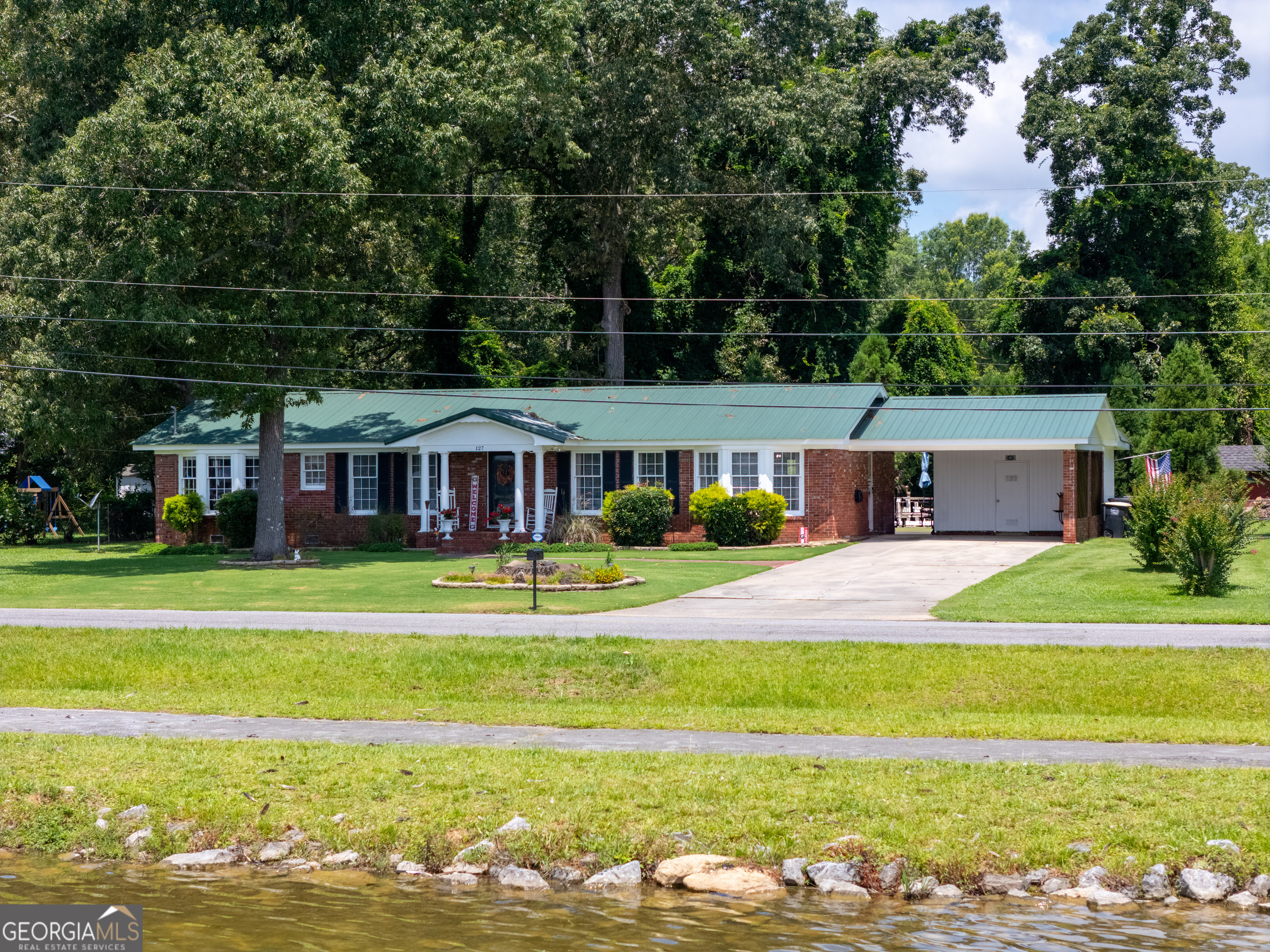 127 Shoreline DR NW